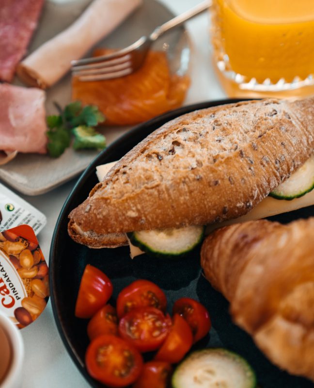 Sunday vibes, roomservice! 🥐🍓🥂⁠ ⁠ #sundaymood #roomservice #ontbijtopbed #luxuryhotels #boutiquehotels...