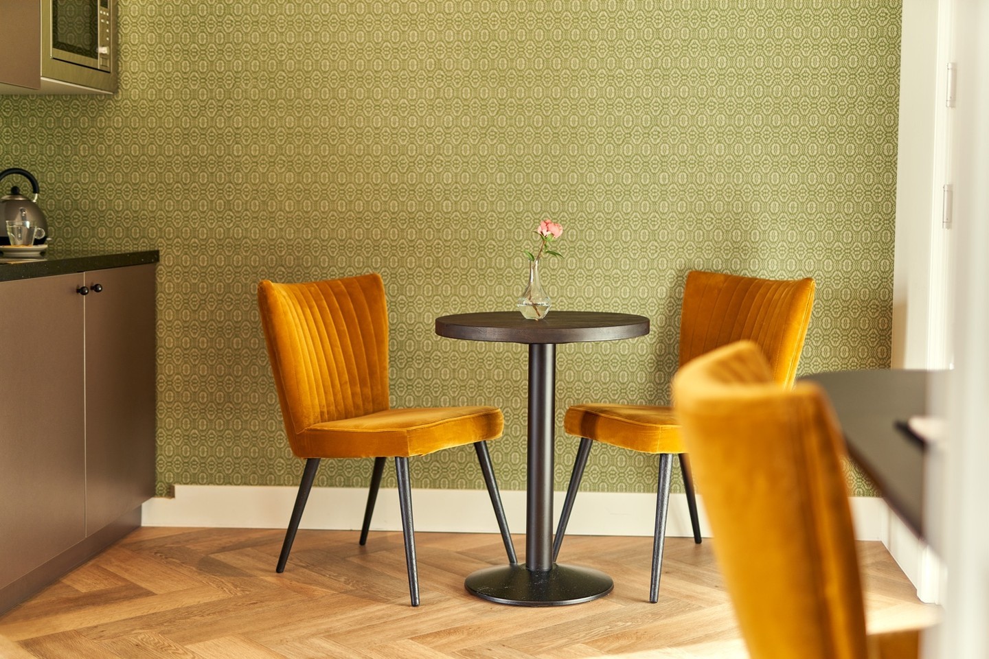 Take a seat! ☕🗞️⁠ ⁠ In onze Balcony suite is...